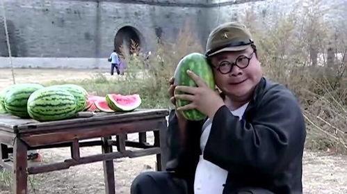 搞笑吃瓜老外,笑料百出！搞笑吃瓜老外带你领略中西文化差异