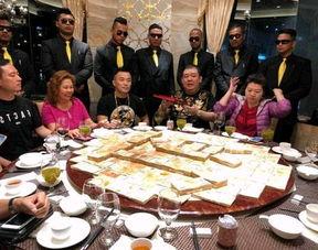 吃瓜群众撒啤酒,吃瓜群众撒啤酒，欢乐无限现场直击