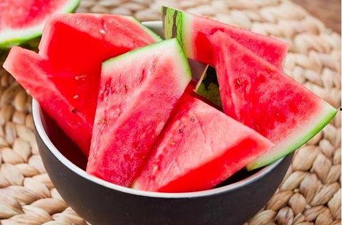 吃瓜吃冰淇淋,吃瓜吃冰淇淋，畅享清凉一夏