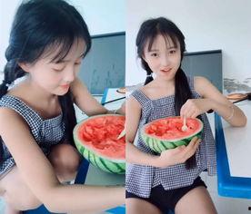 夏天吃瓜拍照室外,镜头下的清凉瞬间