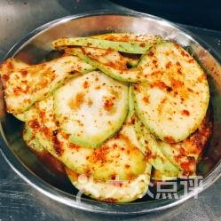 鸡吃白瓜,田园生活新篇章