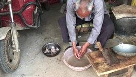 脑瘫男孩吃瓜,勇敢面对生活的甜蜜挑战