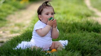 小宝宝自己吃瓜,开启自主进食新篇章