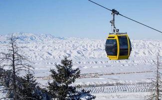 新疆缆车男女吃瓜,男女游客共享瓜果乐趣