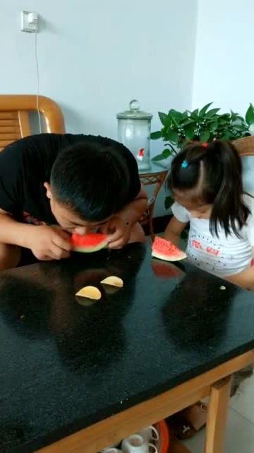 父女吃瓜照片,温馨瞬间定格幸福时光