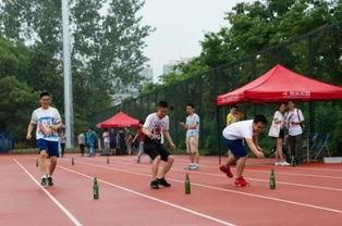 红河学院操场吃瓜,校园生活新风尚