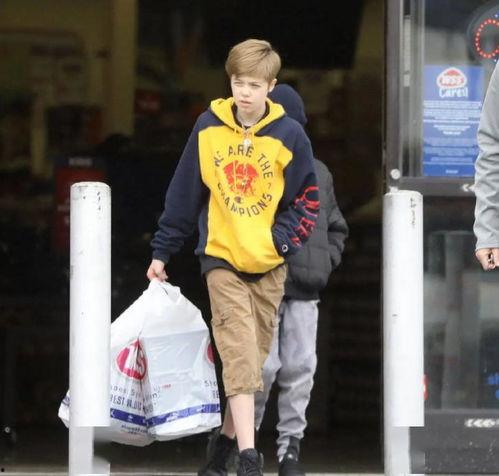 男生穿裙子挑战吃瓜,时尚还是叛逆？