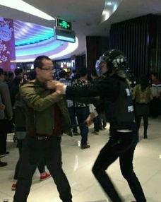 洛阳保安吃瓜不付钱