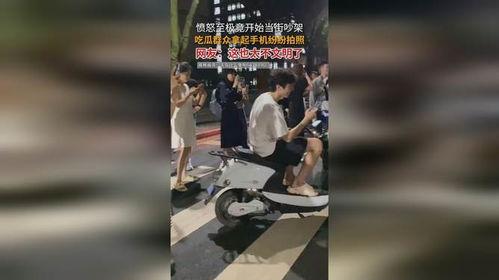 重庆吵架拍照吃瓜,围观拍照，吃瓜群众成焦点