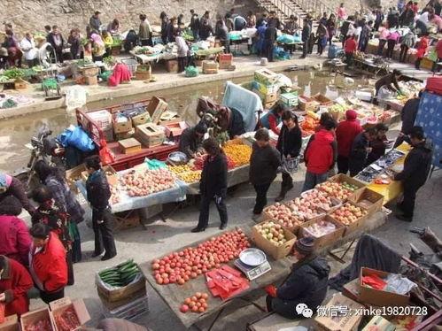 老人扮演吃瓜群众,揭秘生活中的趣味点滴