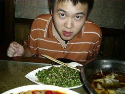 老妹吃饭还吃瓜,一边吃饭一边吃瓜的欢乐时光