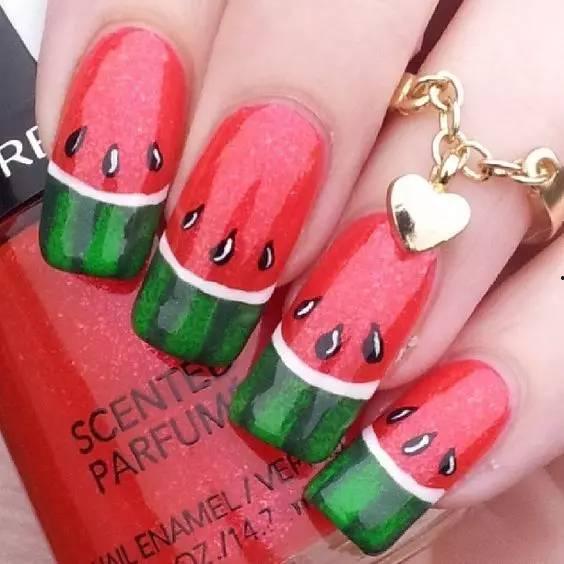 美甲还得靠吃瓜,吃瓜也能养出指尖艺术