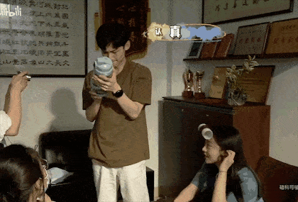 学校吃瓜谈恋爱,谈情说爱的甜蜜时光