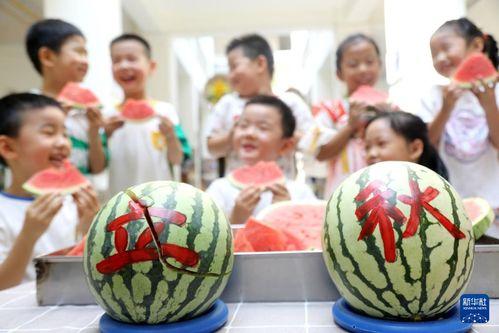 幼儿园小班吃瓜  第1张